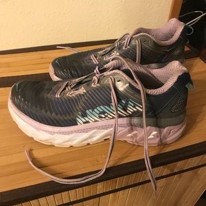 Women’s Hoka Arahi shoe